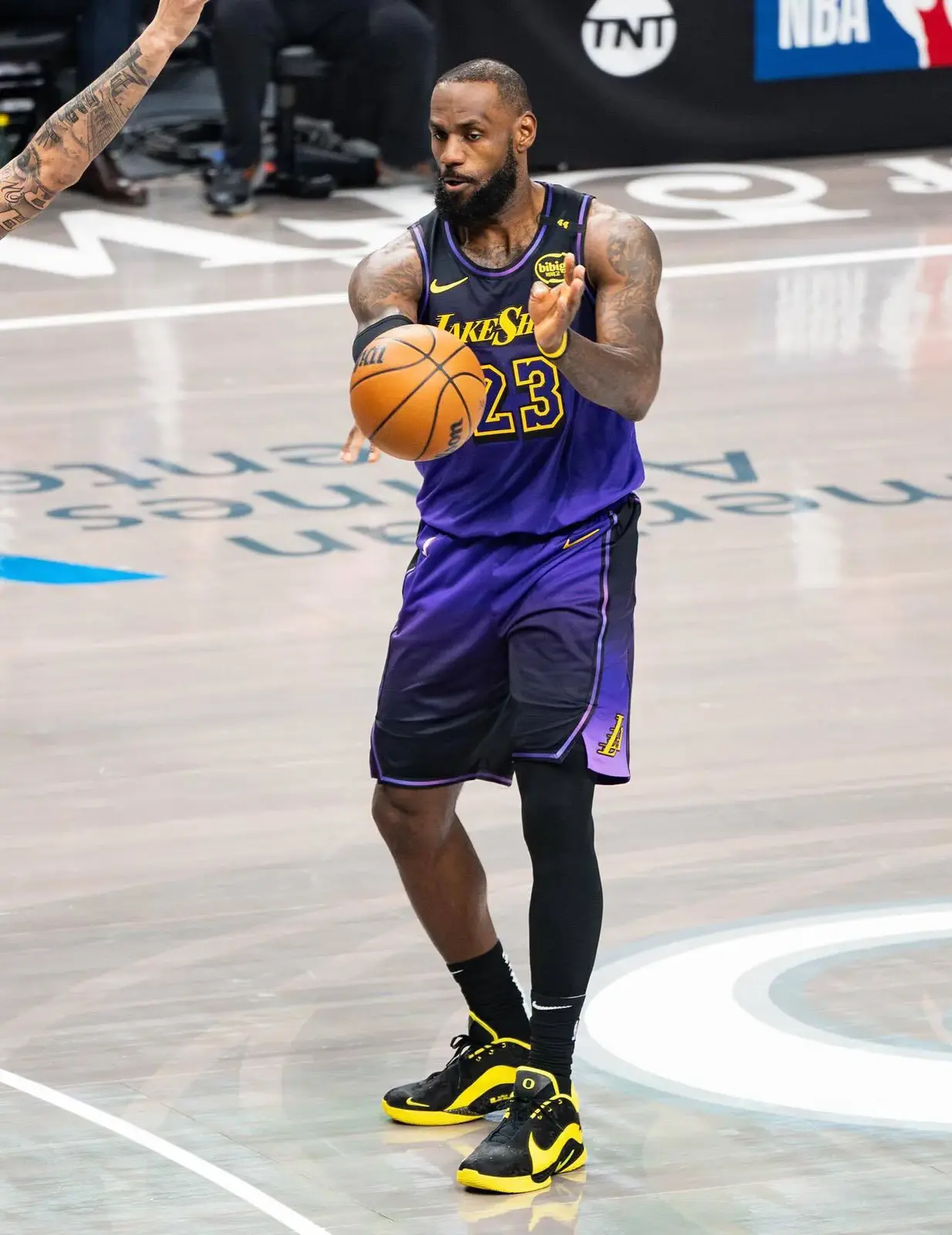 九游-詹姆斯官方宣布重要助攻新规，湖人引发争议！赢得满堂喝彩-九游